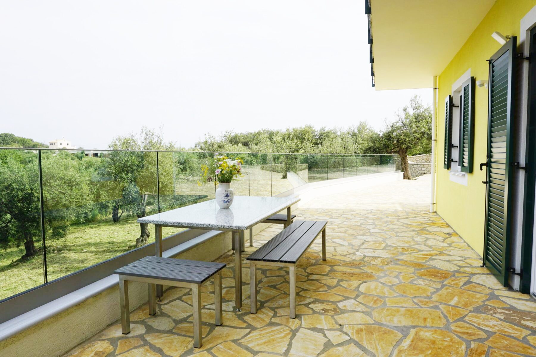 Terrasse mit großem Tisch